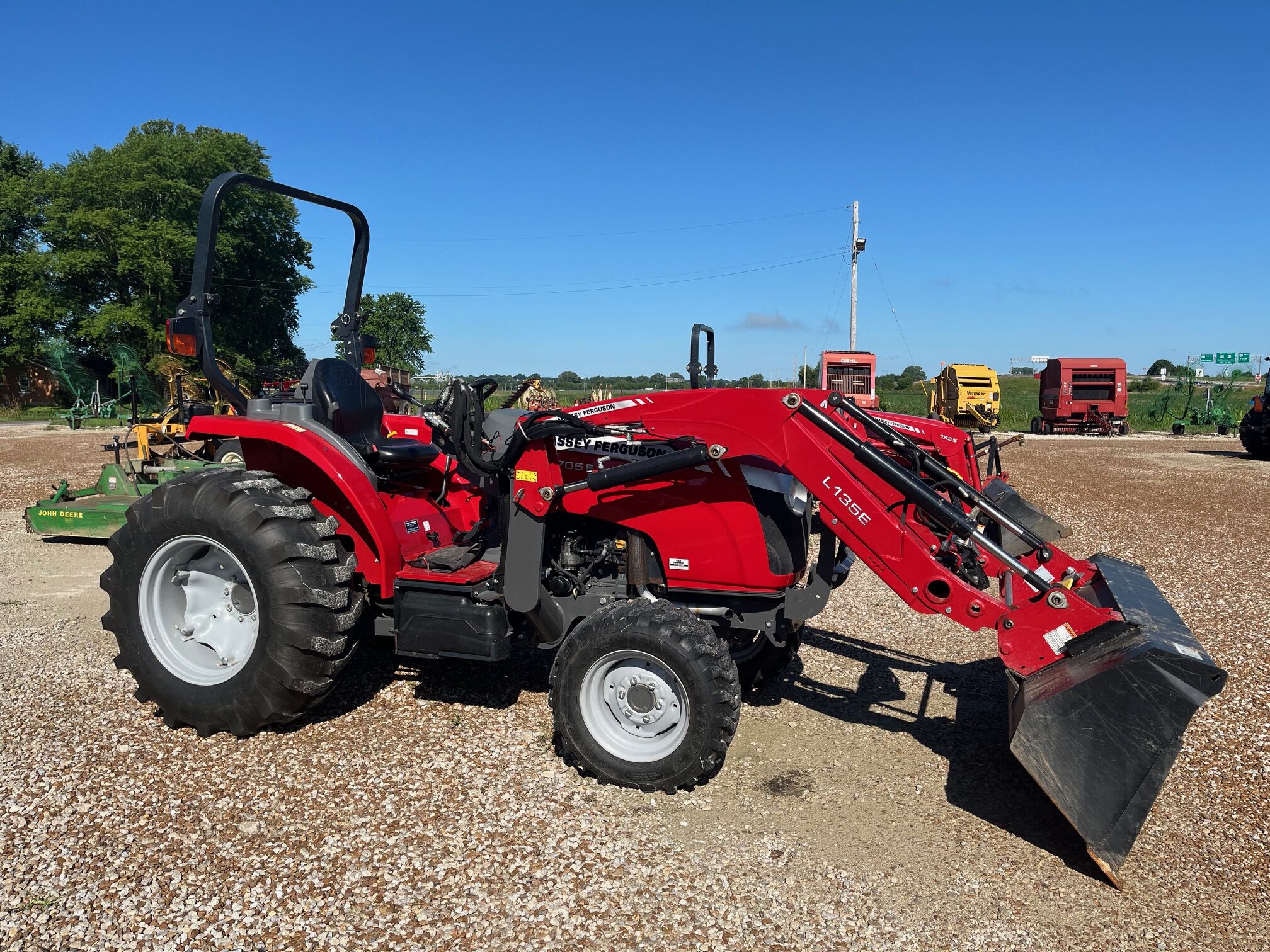 Massey Ferguson 2705E