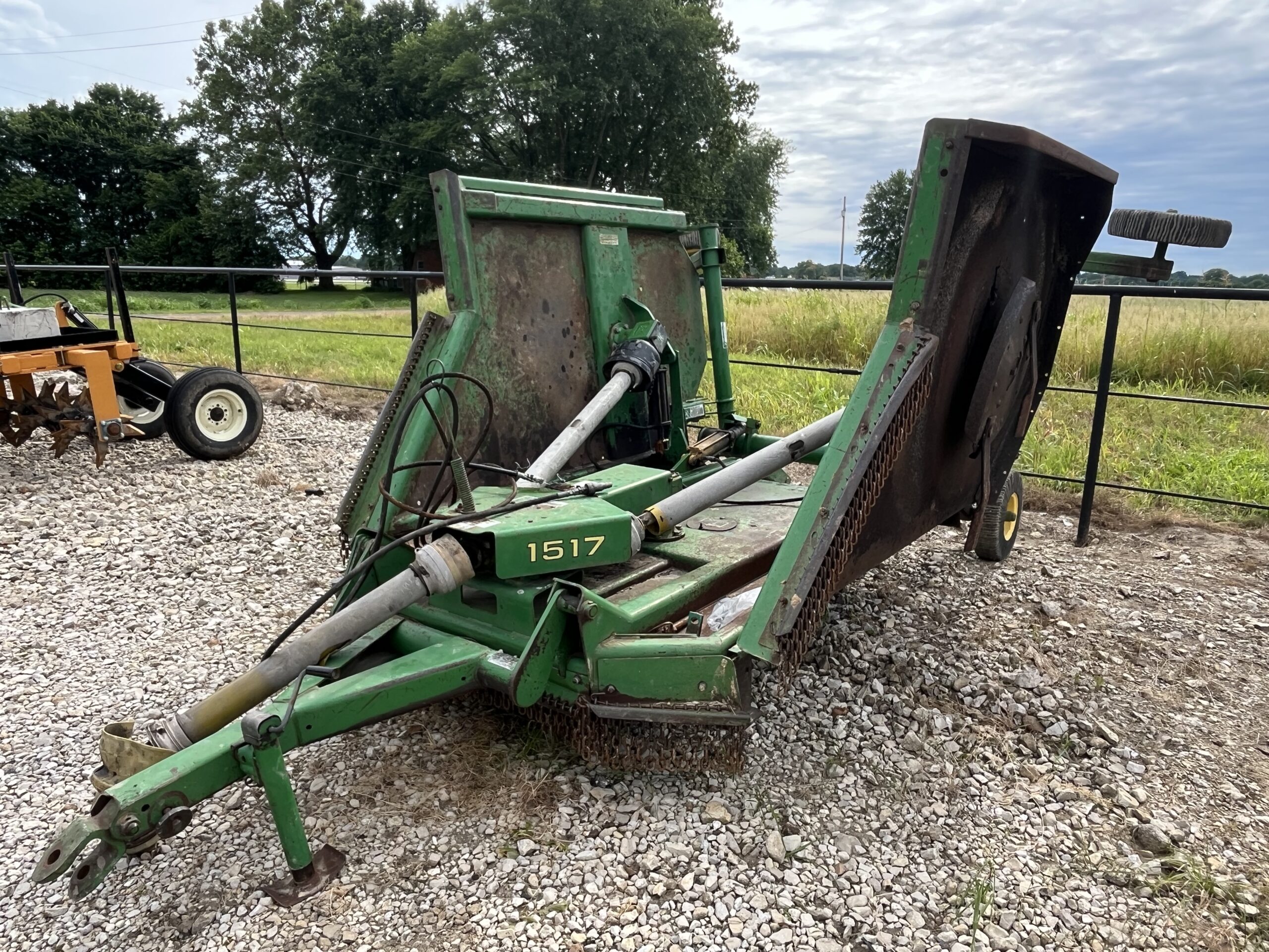 John Deere 1517 mower